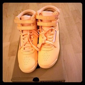 Reebox Classics Hi Size 7